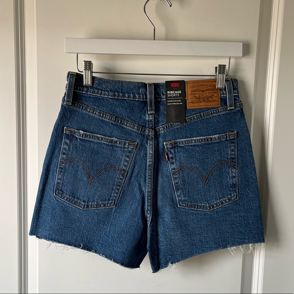 Levi’s Ribcage short in Jive Outlasted - medium wash - Picture 8 of 9